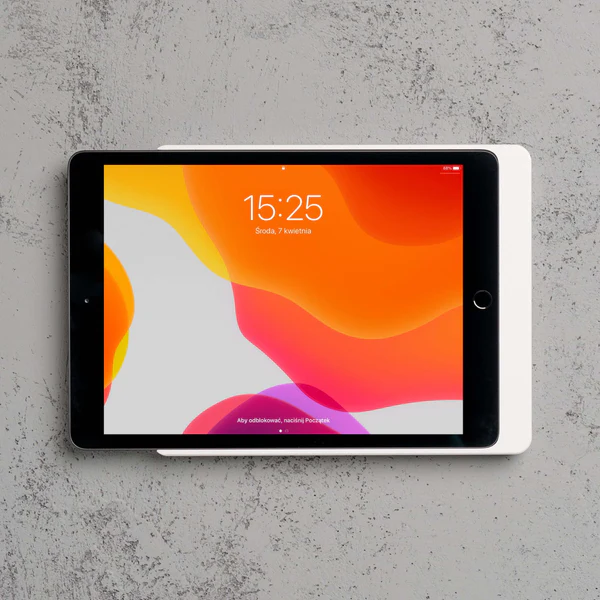 DameWallHomeforiPad10.2_WhitePowderCoated_4_073883b7-e912-49df-b4ef-3d06c36f38b4